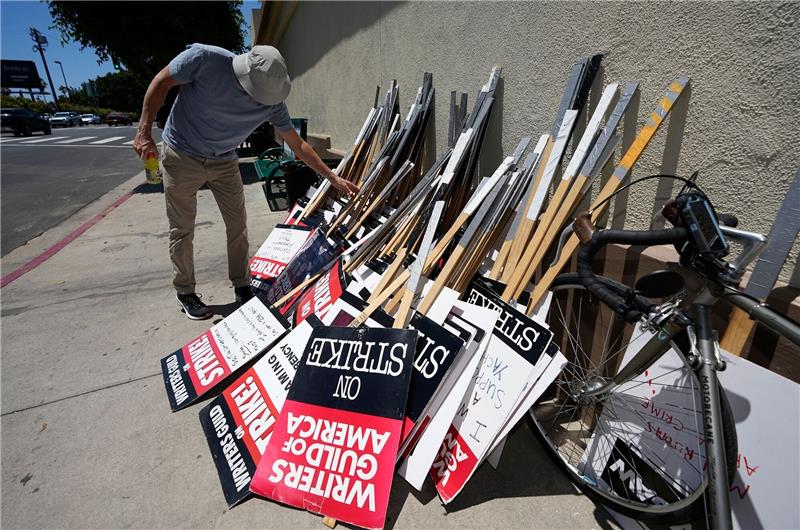 Ein Demonstrant wählt während einer Kundgebung in Los Angeles sein Schild zum Streiken aus.