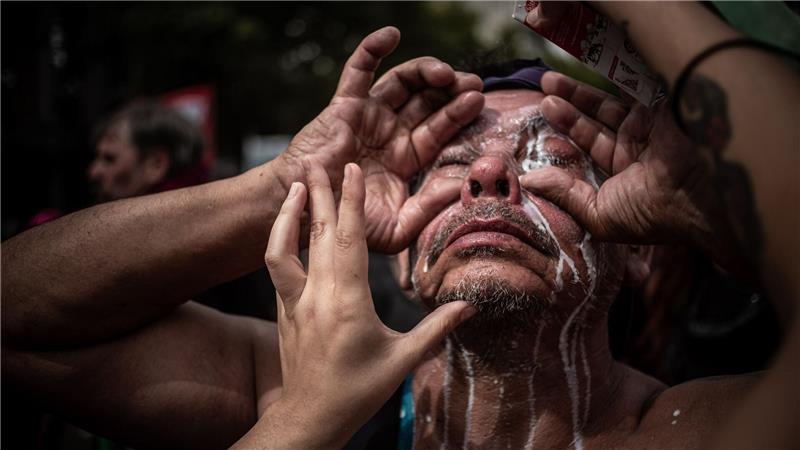 Ein Demonstrant wird gegen Tränengas behandelt.