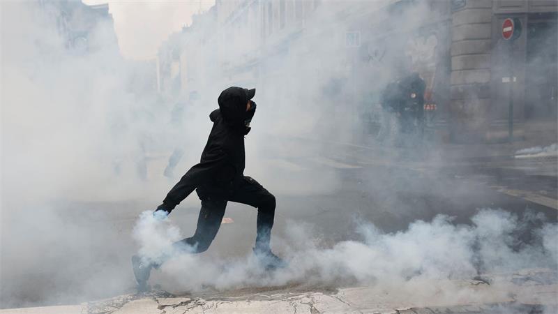 Mindestens 1.000 Festnahmen nach Protesten in Frankreich Ein Demonstrant wirft in Rennes eine Tränengasgranate in Richtung der Polizei.