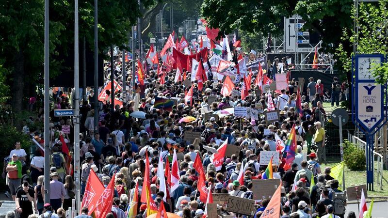 Ein Demonstrationszug gegen den AfD-Bundesparteitag zieht zur Grugahalle.