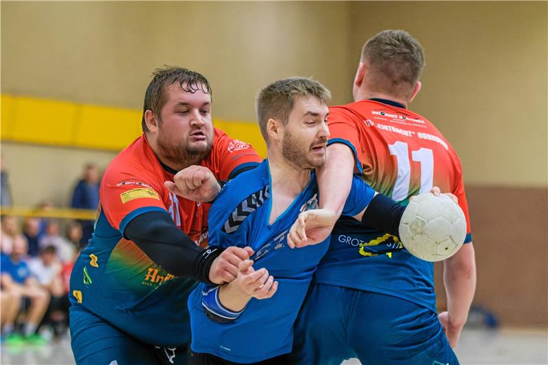 MTV Hornburg bleibt der Derbykönig Ein Derby mit Ecken und Kanten: Nicolas Hischemöller von der HSG Bad Harzburg/Vienenburg wird mit allen Mitteln von den Hornburgern Philipp Grünke (l.) und Lennox Heilmann gestoppt. Foto: Drechsler