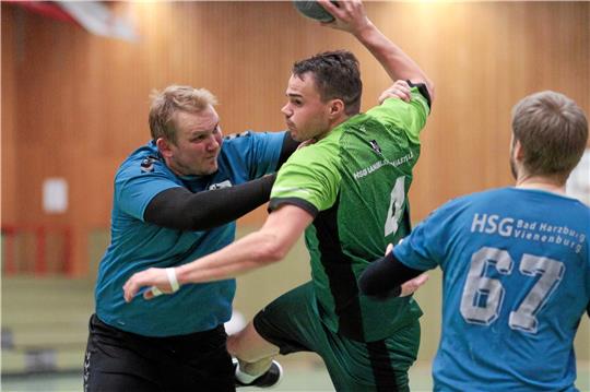 Ein Derby mit Haken und Ösen: Lenny Rinke (l.) von der HSG Bad Harzburg/Vienenburg packt gegen Jan Ermrich, siebenfacher Torschütze der HSG Langelsheim/Astfeld, kräftig zu. Foto: Gietemann