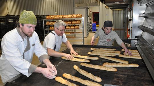 Ein Deutscher zwischen zwei Franzosen: Peter Braun steht um sechs Uhr in der Frühe mit Paul Sillaire (l.) und Mathieu Malone am Astfelder Backofen.