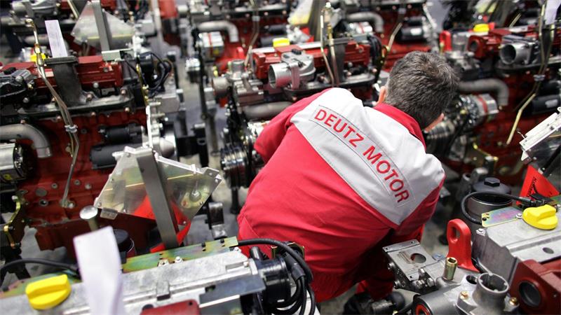 Milliarden-Zukauf: Deutz möchte Rüstungsfirma FFG kaufen Ein Deutz-Mitarbeiter in der Kölner Motorenproduktion. (Archivbild)