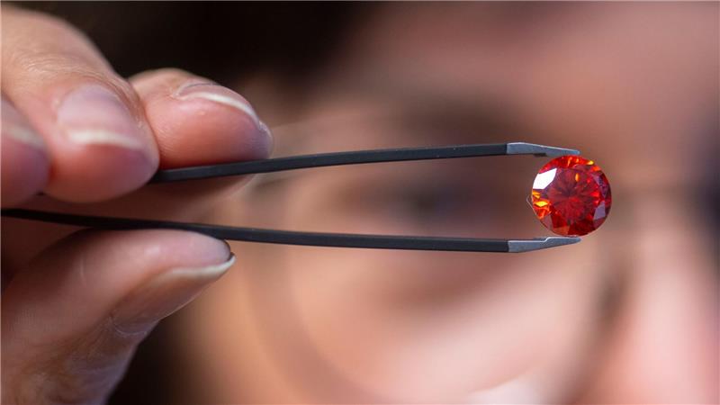 Über den Tod hinaus: Wenn aus Asche ein Gedenkdiamant wird Ein Diamant aus Asche kostet mehrere tausend Euro. (Archivbild)