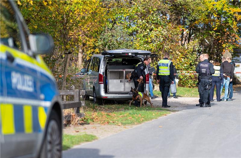 Sexualdelikt? 13-Jährige gefesselt und bewusstlos im Wald gefunden Ein Diensthundeführer der Polizei an dem Waldstreifen, in dem die 13-Jährige aufgefunden wurde.