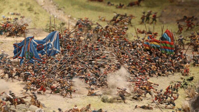 Diorama aus Zinnfiguren mit Szenen einer Schlacht.
