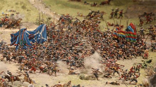 Diorama aus Zinnfiguren mit Szenen einer Schlacht.