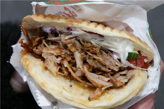 Ein Döner-Wurf beendet in Salzgitter-Lebenstedt den Steit unter Frauen bei einer Ü30-Party. Foto: Peter Steffen/dpaService