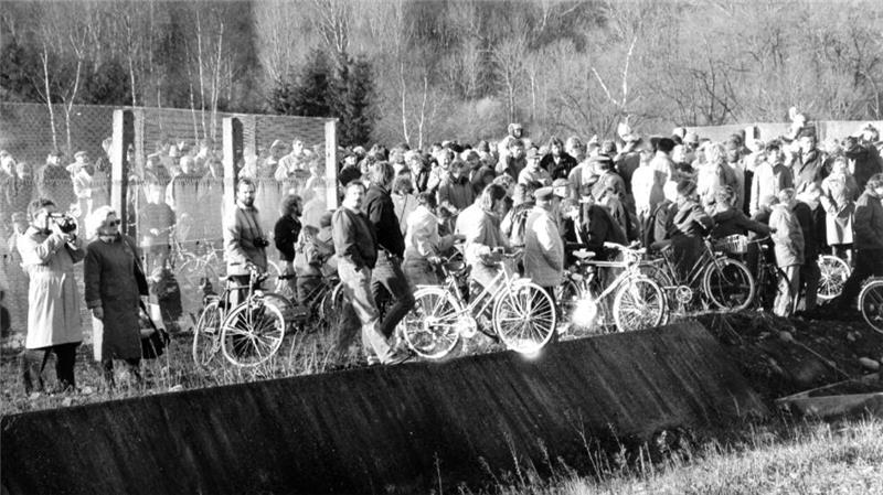 Ein Dokument von historischer Dimension: Zahlreiche Menschen trieb es aus ihren Häusern an die Grenze, die am 10. Februar 1990 auch zwischen Wiedelah und Wülperode fiel.