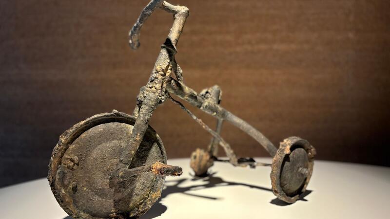 Anti-Atom-Mahnmal: Skulptur von Dreirad in Genf Ein Dreirad war das Lieblingsspielzeug von Shinichi Tetsutani (3), der durch die US-Atombombe auf Hiroshima ums Leben kam.