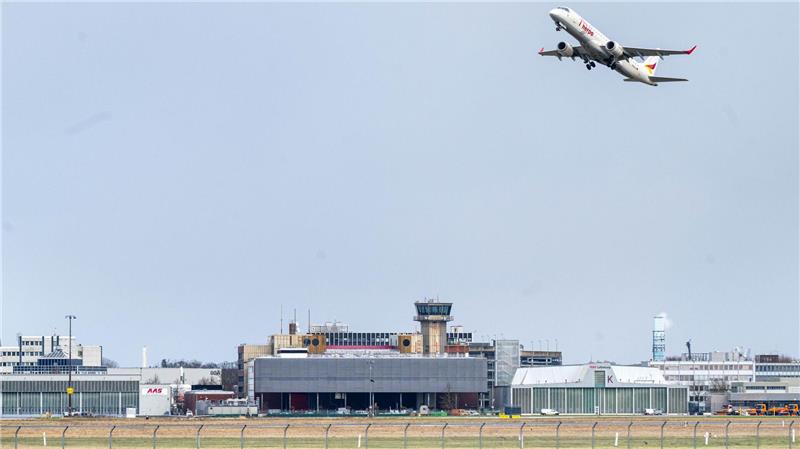 Ein Drohnenflug in unmittelbarer Nähe des Bremer Flughafens beeinträchtigte kurz den Flugverkehr. (Symbolbild)