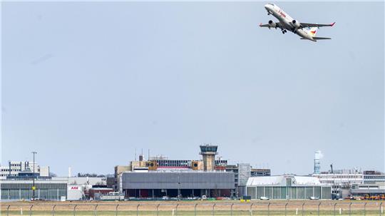 Ein Drohnenflug in unmittelbarer Nähe des Bremer Flughafens beeinträchtigte kurz den Flugverkehr. (Symbolbild)