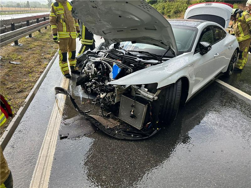 Ein E-Audi ist am Freitag auf der B 6 in Richtung Goslar auf einen Lkw aufgefahren. Foto: Feuerwehr