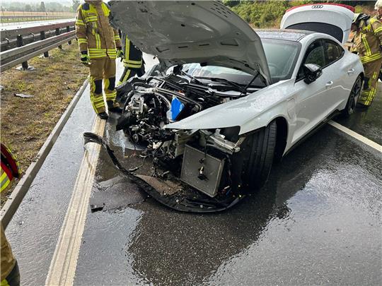 Ein E-Audi ist am Freitag auf der B 6 in Richtung Goslar auf einen Lkw aufgefahren. Foto: Feuerwehr