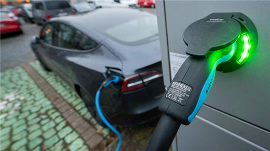 Ein E-Auto an einer Ladesäule – ein solches Bild soll mittelfristig vermehrt auch in Bad Harzburg zu sehen sein.