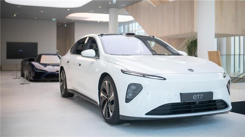 In Deutschland fahren kaum chinesische Automarken Ein E-Auto des Modells ET7 steht im Nio House Berlin. (Archivbild)