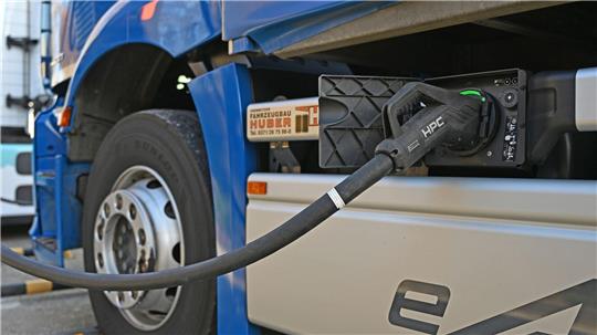 Ein E-Lkw wird auf dem Gelände einer Spedition in Zwickau geladen. Entlang der Autobahnen fehlt es nach Branchenangaben an einem gut ausgebauten Netz an Ladestationen für Lkw.