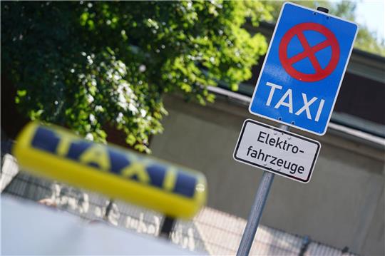 Ein E-Taxi an einer Schnellladesäule am S-Bahnhof Eidelstedt in Hamburg.