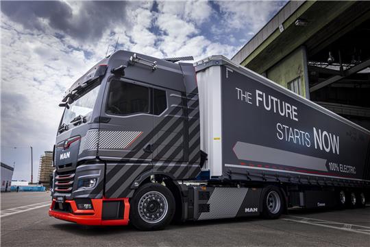 Ein E-Truck von MAN bei einer Präsentation in Berlin. Die Reichweite der Batterien werde ab 1026 auf über 1000 Kilometer steigen, sagt MAN-Chef Vlaskamp. Foto: MAN