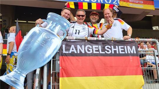 Ein EM-Foto-Moment: Beim Deutschland-Spiel gegen Spanien verbrüdern sich Andreas Peinemann, HSV-Fan, Greuther-Fürth-Anhänger Klaus Kriesch sowie Frank Hoppe, der normalerweise den Roten aus Hannover die Daumen drückt (v. l.) zusammen mit einem unbekannten Fan (l.), der einen riesigen EM-Pokal dabei hat.
