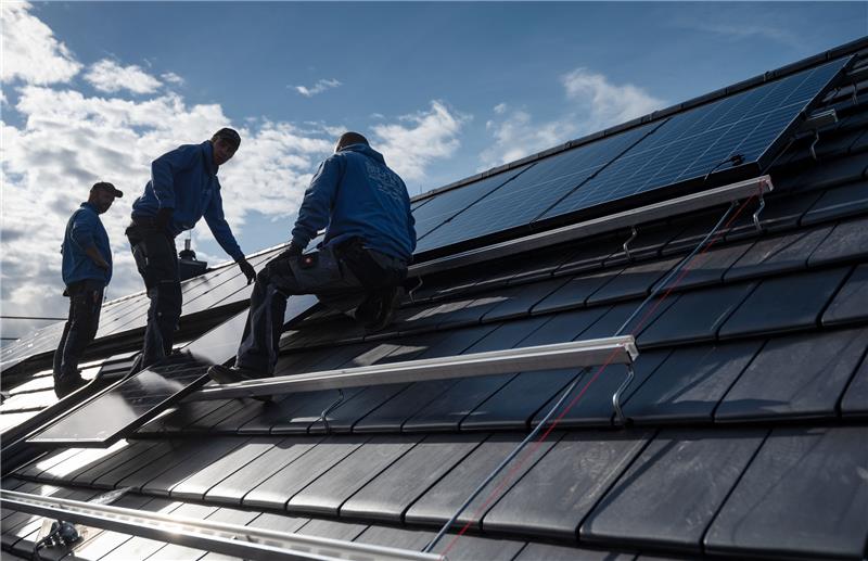 Ein Eine-Millionen-Dächer-Förderprogramm für Photovoltaikanlagen nach dem Vorbild Österreichs hält die IG Metall auch in Deutschland für wünschenswert. Foto: Caroline Seidel/dpa