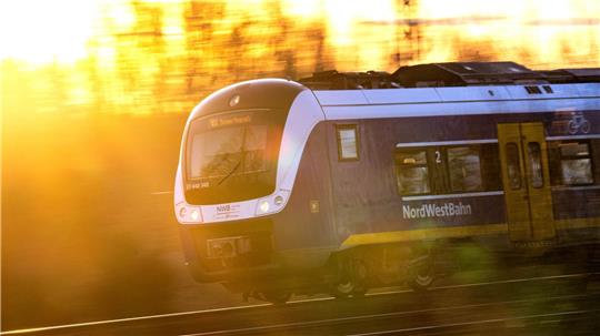 Ein Einkaufswagen hat sich unter der Nordwestbahn verkeilt. (Archivbild)