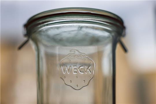 Ein Einmachglas des Herstellers Weck: Für den insolventen Glashersteller Weck gibt es eine Zukunft.