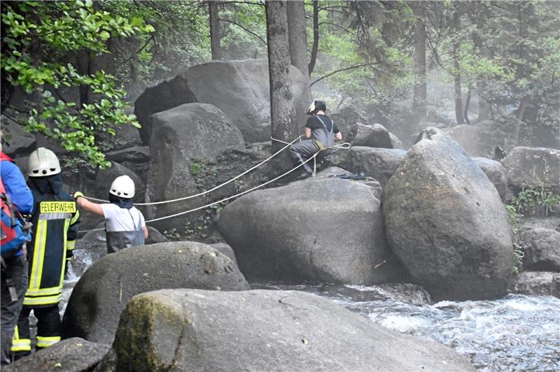 Ein Einsatz aus dem Jahr 2021: Im Okertal helfen die Feuerwehr und die Bergwacht eine in der Strömung festsitzende Frau.  Foto: Feuerwehr