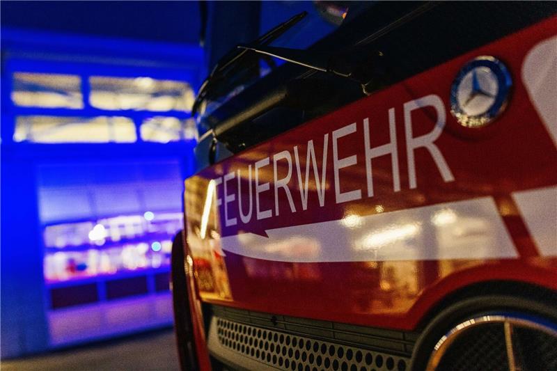 Brennender Holzunterstand setzt Einfamilienhaus in Brand Ein Einsatzfahrzeug der Feuerwehr.