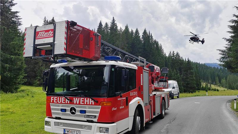 Identität der Toten bei Flugzeugabsturz in Österreich klar Ein Einsatzfahrzeug der Feuerwehr steht in der Nähe der Absturzstelle eines Kleinflugzeugs im Gemeindegebiet von Krimml.
