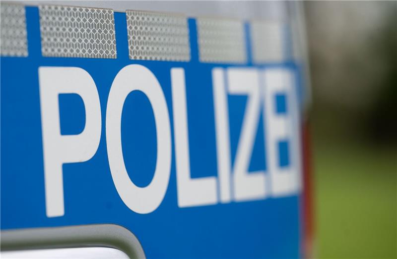 Zwei Männer verletzten Gäste und Polizisten vor Lokal Ein Einsatzfahrzeug der Polizei.