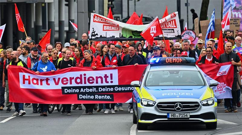 Ein Einsatzfahrzeug der Polizei begleitet einen Demonstrationszug durch Bremen. 