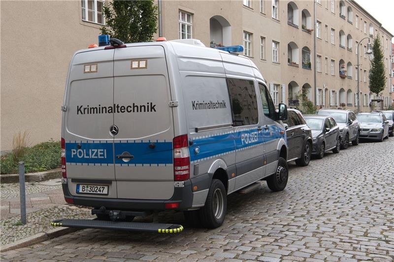 Elfjährige und Frau in Berlin tot aufgefunden Ein Einsatzfahrzeug der Polizei im Berliner Stadtteil Köpenick. Dort wurden die Leichen einer Frau und eines Kindes in einer Wohnung gefunden.