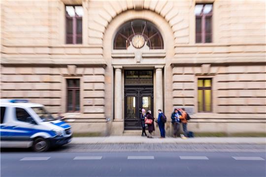 Ein Einsatzfahrzeug der Polizei parkt vor dem Landgericht.