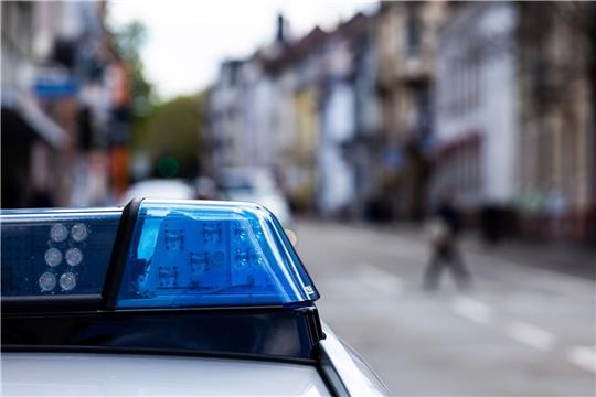 Ein Einsatzfahrzeug der Polizei steht am Straßenrand. Foto: DPA