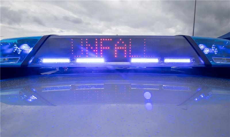 Ein Einsatzfahrzeug der Polizei steht an einem Unfallort.