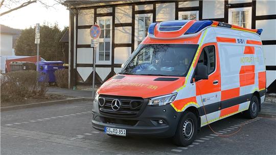 Ein Einsatzfahrzeug der Rettungswache in Langelsheim: Der geplante Bau einer Rettungswache hat sich mehrfach verzögert, für das Gebäude sind auch Garagen geplant.