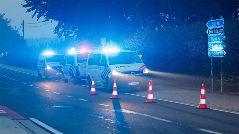 Brand im Hohen Venn: Evakuierung bei Monschau angeordnet Ein Einsatzfahrzeug der belgischen Polizei kontrolliert den Verkehr in der evakuierten Stadt Sourbrodt.