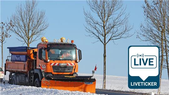 Ein Einsatzfahrzeug des Winterdienstes ist auf den Straßen im Oberharz bei Elbingerode unterwegs.