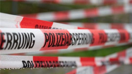 Ein Einsatzort der Polizei ist mit Flatterband abgesperrt. Foto: Sebastian Kahnert/dpa/Symbolbild