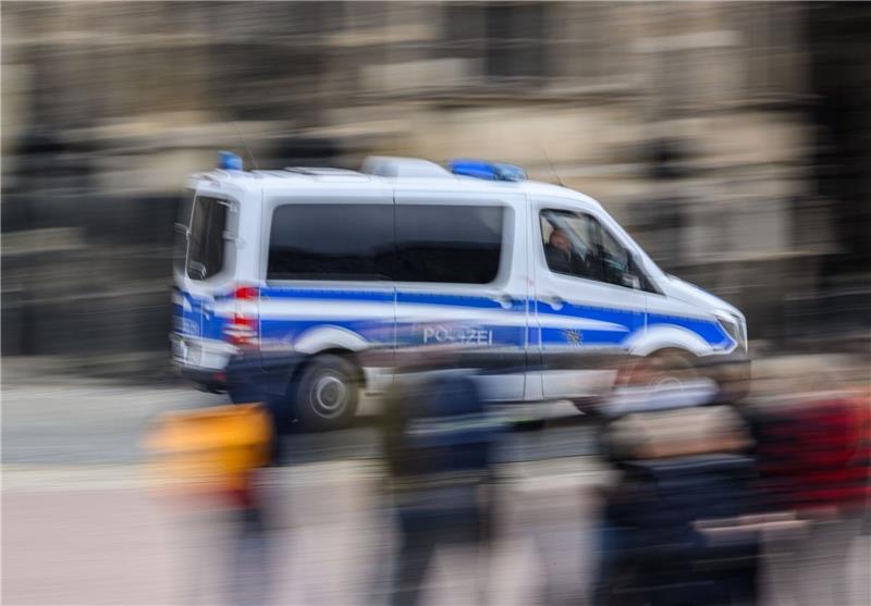 Polizei sucht weitere Zeugen nach Angriff auf CSD-Teilnehmer Ein Einsatzwagen der Polizei fährt durch eine Stadt.