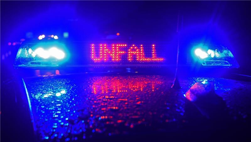 Einbruch in Werkstatt, Hund eingeschlossen, Alkoholfahrt Ein Einsatzwagen der Polizei steht an einer Unfallstelle.