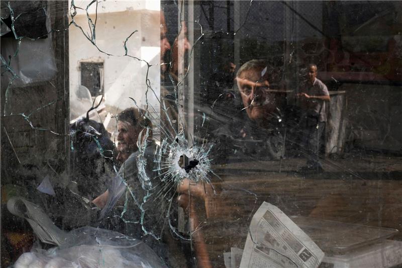 Toter bei neuem israelischen Militäreinsatz in Jericho Ein Einschussloch in einem Schaufenster nach einem israelischen Militärangriff im Flüchtlingslager Dschenin.