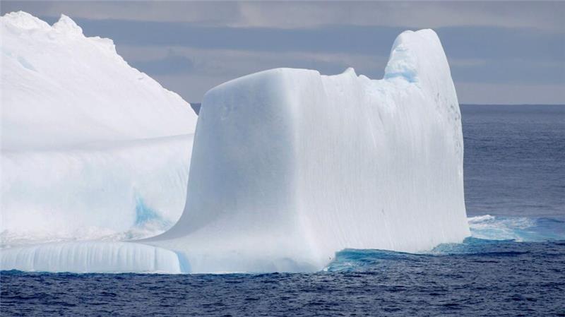Meereis-Bedeckung fällt auf Allzeit-Minimum Ein Eisberg im Antarktischen Ozean