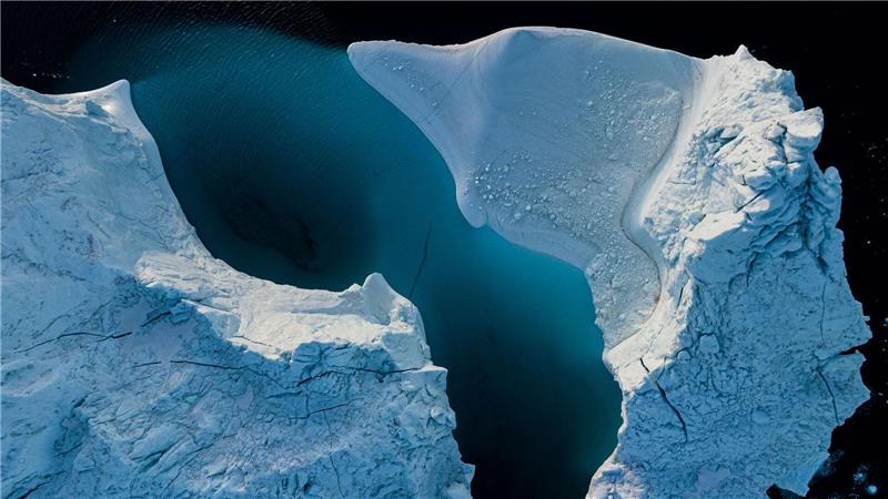 Ein Eisberg schwimmt in der Diskobucht in der Nähe von Ilulissat in Grönland.