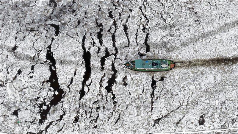 Ein Eisbrecher bahnt sich seinen Weg über die Elbe bei Hohnstorf.