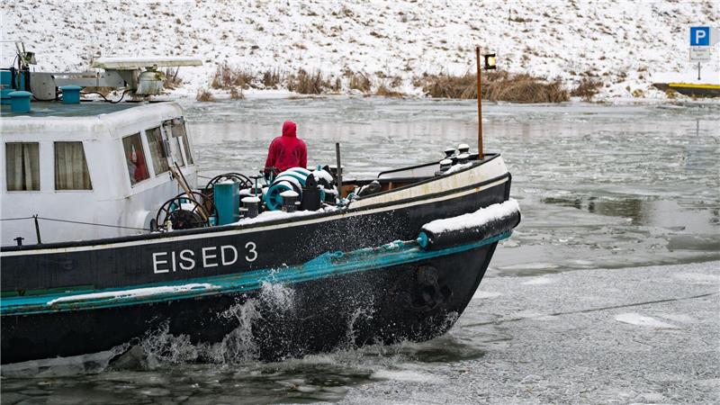 Ein Eisbrecher des Wasser- und Schifffahrtsamts Eberswalde bricht das Eis an der Schleuse Hohensaaten.
