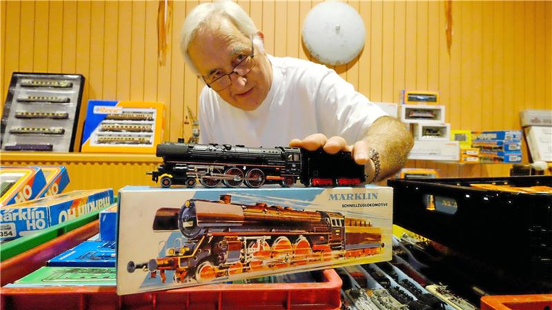 Im Goslarer Lindenhof: Die große Welt auf kleiner Spur Ein Eisenbahner im Glück: Die Berühmte „01“, eine Schnellzuglokomotive, verkörpert den Glanz von Fernreisen einer vergangenen Zeit. Fotos: Zietz