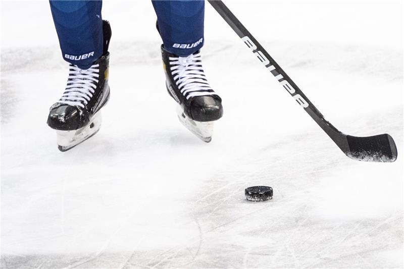 München zu stark: Grizzlys Wolfsburg verpassen DEL-Finale Ein Eishockeyspieler spielt den Puck.